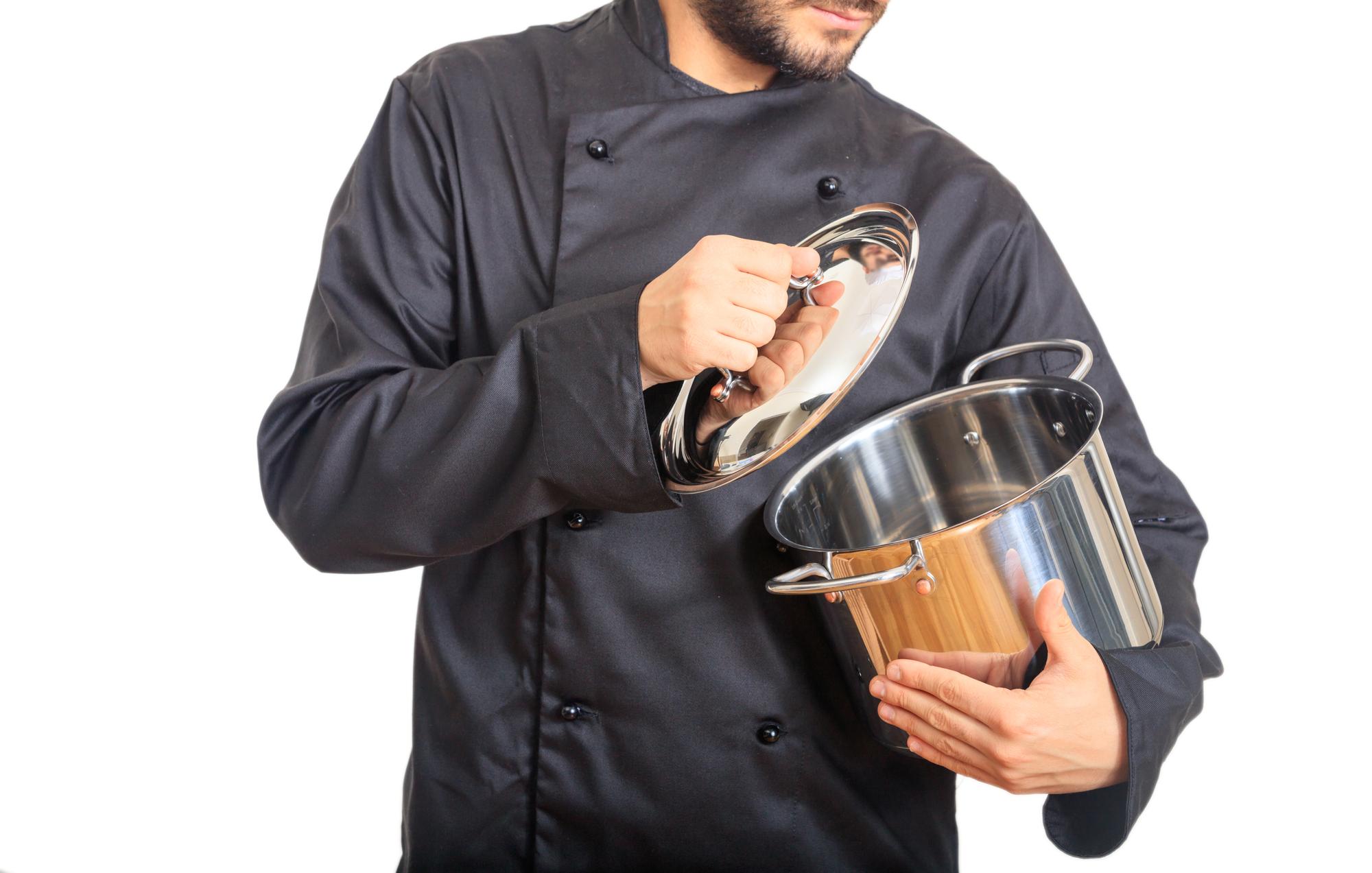 Chef locale che prepara un piatto raffinato